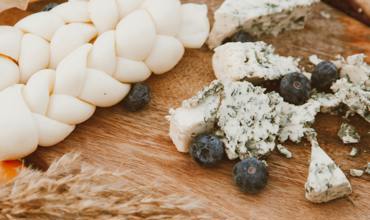 Cheese and crackers pairing